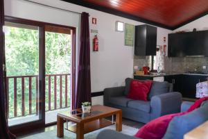 a living room with a couch and a table at Geres parque in Geres