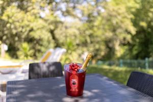 a red cup sitting on top of a table at Geres parque in Geres