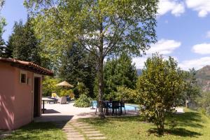a garden with a table and chairs and a pool at Geres parque in Geres
