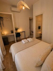 a bedroom with a bed with two towels on it at Chambre Confort Premium - Monaco 2 in Beausoleil