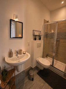a bathroom with a sink and a toilet and a shower at Chambre Confort Premium - Monaco 2 in Beausoleil
