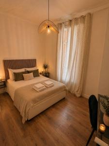 a bedroom with a bed and a large window at Chambre Confort Premium - Monaco 2 in Beausoleil