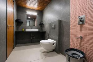 a bathroom with a toilet and a sink at StayLuxe Rooms & Apartments Near BKC, Chembur in Mumbai