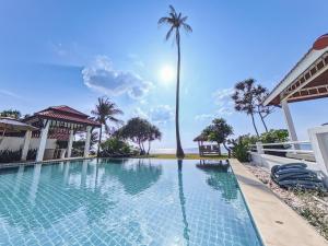 a swimming pool with a view of the ocean at Beachfront! 4 Bedrooms - Malee Beach Villa E6 in Phra Ae beach