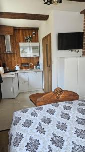 a bedroom with a bed with a wooden head board at Pokój SERCE KRYNICY in Krynica Morska
