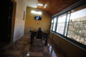TV a/nebo společenská místnost v ubytování Isra Hotel