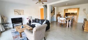 a living room with a couch and a table at Casa Londi in Almuñécar