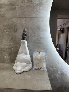 a white vase sitting on a counter next to a table at Osho house Karpaty in Ilʼtsya Dolishna +61 photos