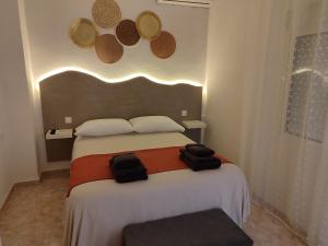 a bedroom with a bed with two towels on it at Luz de Calma in Tabernas
