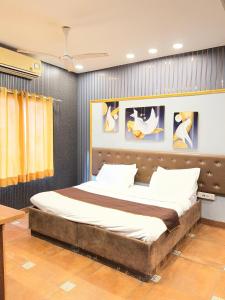 a bedroom with a large bed in a room at Hotel Mannat Shalimar in New Delhi