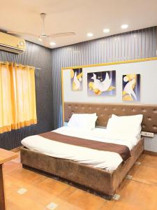 a bedroom with a large bed in a room at Hotel Mannat Shalimar in New Delhi