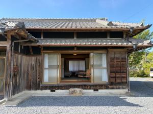 a wooden house with a window and a table at 近露の家 -chikatsuyunoie- in Tanabe