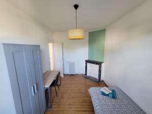 a room with a table and a bench in it at Maison proche gare in Margny-lès-Compiègne +5 photos