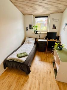 a bedroom with a bed and a desk in a room at PRIVATE B&B - EASY ACCESS - 24h SELF CHECK IN-OUT in Odense