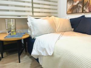 a bedroom with a bed and a table with a night stand at Estudio Céntrico con Entrada Privada - Self Check-in HAZA ROYAL in Granada +25 photos
