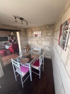 a dining room with a table and chairs in a room at maison de loire in Villebernier