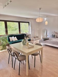 a living room with a table and chairs and a couch at Auszeit in Bullay
