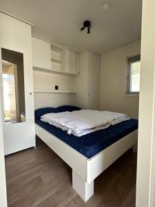 ein Schlafzimmer mit einem Bett mit blauer Matratze in der Unterkunft J 171 in Petten