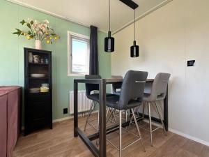 ein Esszimmer mit einem Tisch und vier Stühlen in der Unterkunft J 171 in Petten