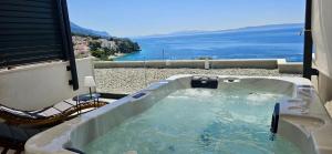 a jacuzzi tub sitting on top of a balcony at Apartments Lusi in Brela