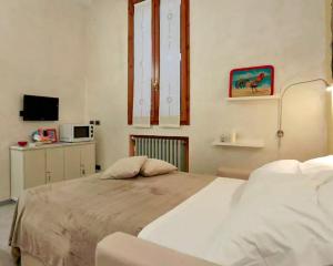 um quarto com uma cama grande e uma televisão em Garden in Florence em Florença