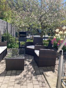 a patio with chairs and a table and a piano at Ferienwohnung Hollmann in Kaufbeuren