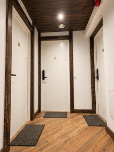 a room with two doors and mats on the floor at Paruni Trahteri majutus in Viljandi