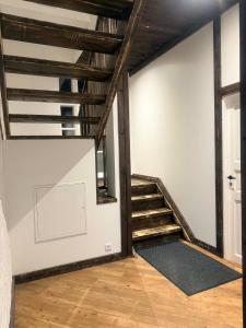 a room with a staircase and a stair rug at Paruni Trahteri majutus in Viljandi