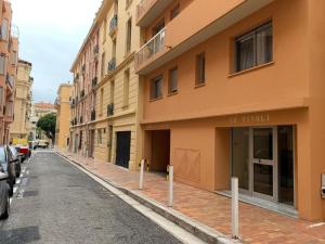 an empty street in a city with a building at Chambre Confort Premium - Monaco 1 in Beausoleil