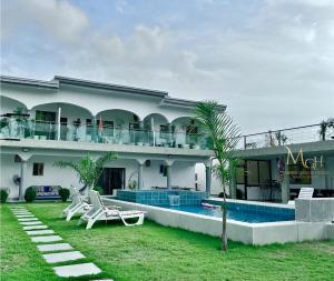 a building with a swimming pool and a resort at Maria Gracia House in Grand-Bassam