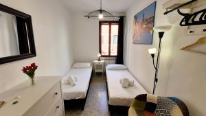 a small room with two beds and a window at Calle Bottari ChioggiaPL in Chioggia