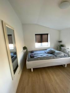 En eller flere senge i et værelse på Vshus Apartment-2 Bedrooms near city center