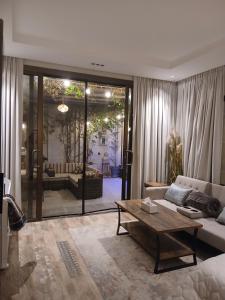 ein Wohnzimmer mit Sofa und Tisch in der Unterkunft دور ارضي كبير وواسع للضيافة والتحويل لحسابي بعد الوصول للمنزل in Riad