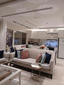 ein Wohnzimmer mit Sofa und eine Küche in der Unterkunft دور ارضي كبير وواسع للضيافة والتحويل لحسابي بعد الوصول للمنزل in Riad