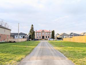 an empty road in front of a house at Red Roof Guesthouse in Cobourg