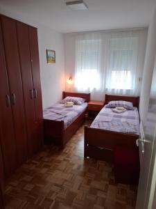 a bedroom with two beds and a window at Visnja in Gornja Toplica