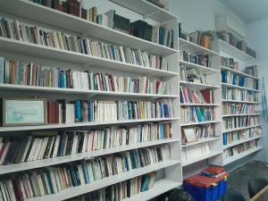 a book shelf filled with lots of books at La Pradera in Tres Picos