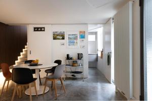 a dining room with a table and chairs at Viktoria Guesthouse in Westerlo