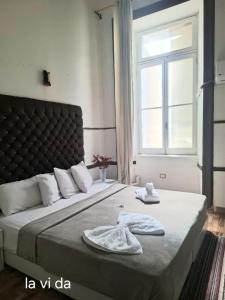 a bedroom with a large bed with a large window at Lavida ve lv et in Cairo