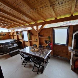 a dining room with a table and chairs in a cabin at Cabana Tesa Borșa MM in Statjunea Borsa