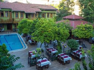 an overhead view of a restaurant with tables and a pool at Oscar Boutique Hotel in Antalya