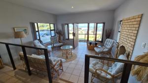 ein Wohnzimmer mit Sofas und Sesseln in der Unterkunft Bee Unique in Sedgefield