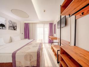 ein Hotelzimmer mit Bett und Schreibtisch in der Unterkunft Tropic Beach Resort Hotel in Side