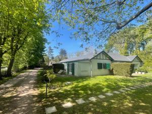 a house in the middle of a yard at Le Lodge du Touquet in Le Touquet-Paris-Plage