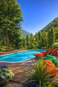 a swimming pool with two chairs and a table at La Mama in Boga