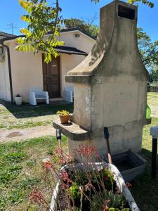 a stone oven in the yard of a house at Cuore di Legno Country House in Spoleto