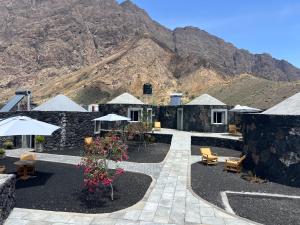 a resort with a mountain in the background at EcoFunco in Portela