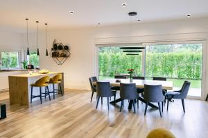 a kitchen and dining room with a table and chairs at Villa Tomaté in Velika Buna