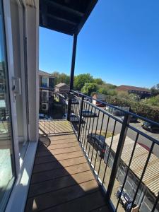 a balcony with a view of a parking lot at Spacious 2BR with ensuite and AC unit and balcony near Heathrow in Cranford