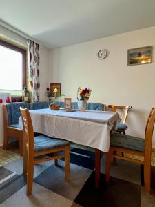 a dining room with a table and a couch at Zeit/-Los in Irdning